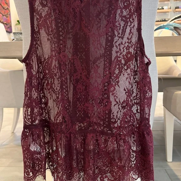 NWT Xhilaration Women's Burgundy Embroidered Lace Overlay Sleeveless Top M - Picture 8 of 9
